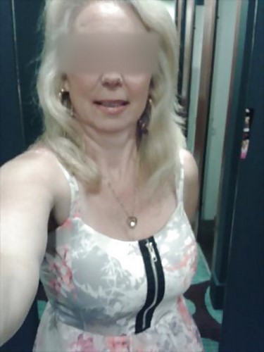 Une mamie qui ne peut s’empêcher de sucer… des jeunes !