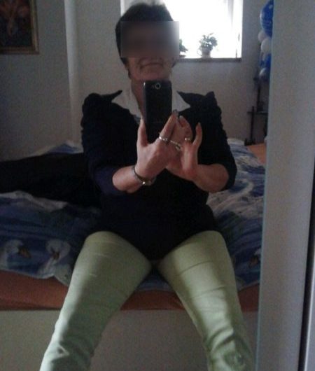 Madame s’ennuie et cherche le frisson avec jeune amant