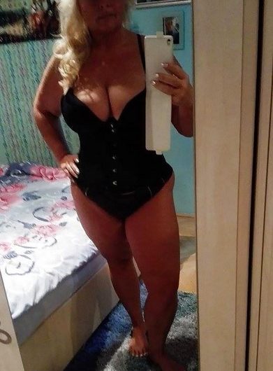 Femme mature sexy pour des jeunes hommes virils et sportifs