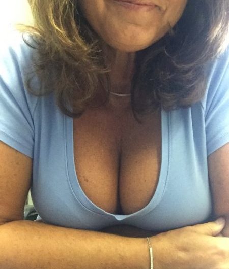 Mère au foyer à Paris pour baise hard en trio