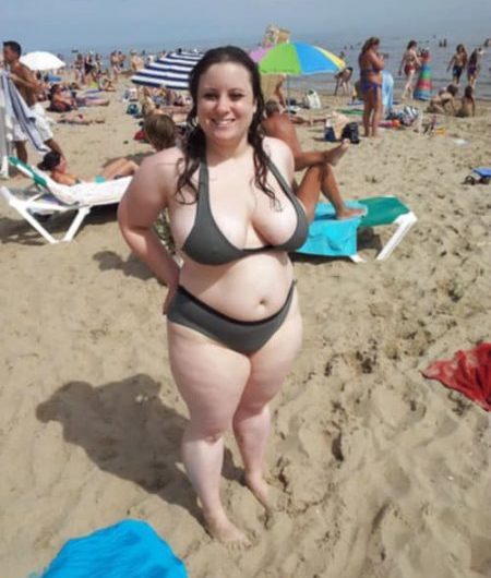 Cougar ronde exhibe vous attend devant sa cam, de préférence en soirée