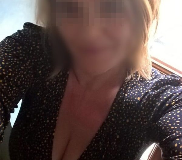 F divorcée à Saint-Louis, 38 ans, sans enfant, aimerait un plan coquin