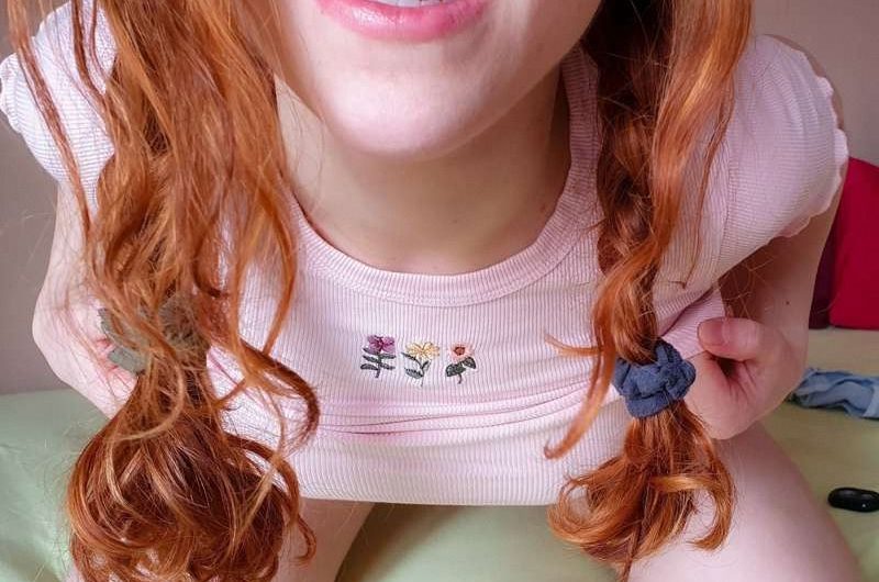 La pétasse de18a du voisin voyeur (pas cougar mais aussi salope mdr)