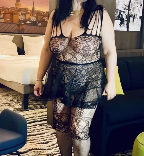Rencontre libertine Nantes – milf ronde brunette pour après le travail