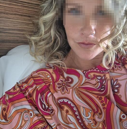 Milf blonde sublime ici pour croquer du jeune loup