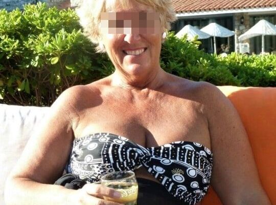 Femme de 61 ans propose rendez-vous cochon à Lille