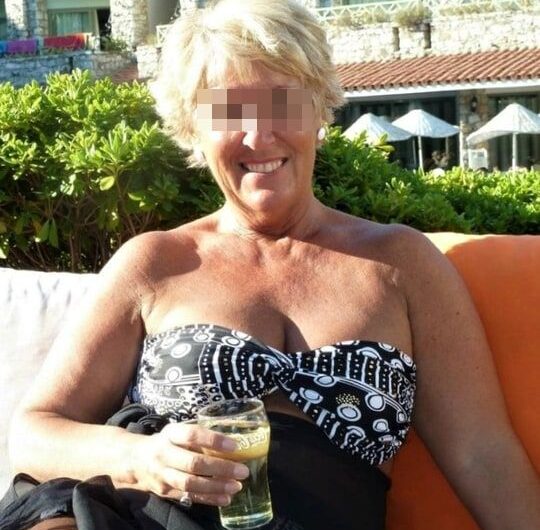 Femme de 61 ans propose rendez-vous cochon à Lille