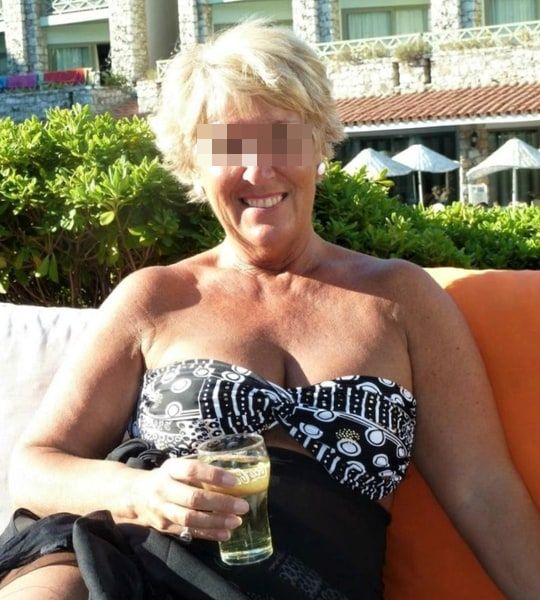Femme de 61 ans propose rendez-vous cochon à Lille